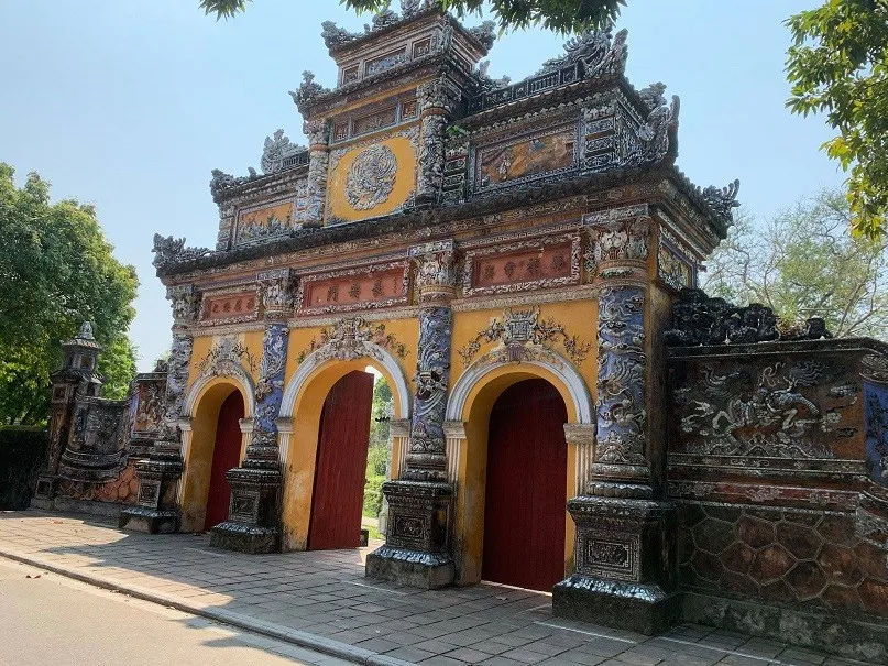 Thưởng thức ẩm thực và nghỉ ngơi tại các điểm dừng chân khi phượt ô tô hà nội đà nẵng