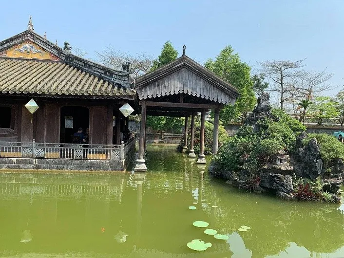 Xe ô tô di chuyển an toàn trên cung đường phượt ô tô hà nội đà nẵng nhiều nắng gió