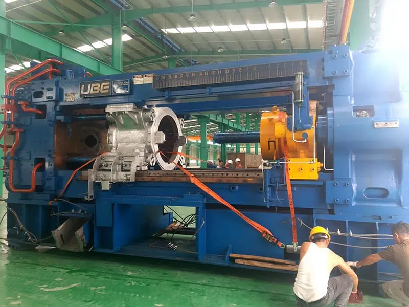 Cẩu lắp máy tại khu công nghiệp Đại An Hải Dương