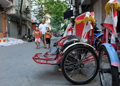 Mẫu xe xích lô trẻ em mini trang bị đèn LED và loa nhạc