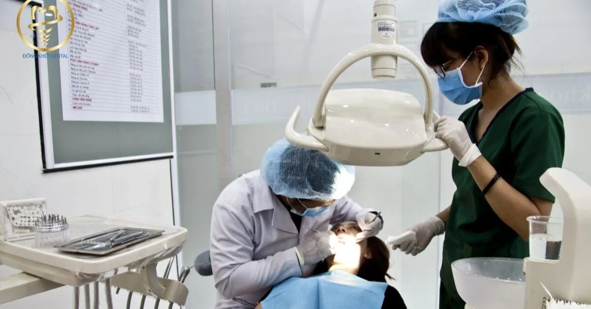 Bác sĩ đang thực hiện điều trị cho khách hàng