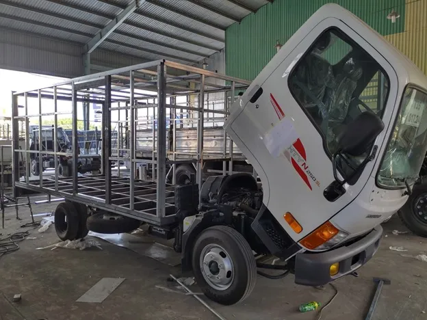 Kỹ thuật viên JAC kiểm tra khung xương thùng xe tải trước khi gia công