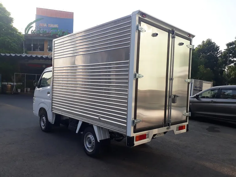 Chi tiết cửa sau xe Suzuki 750kg thùng kín