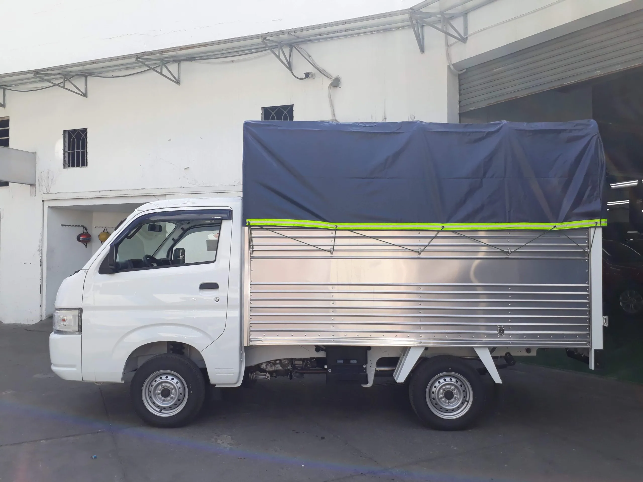 Xe Suzuki Carry Pro phiên bản thùng mui bạt