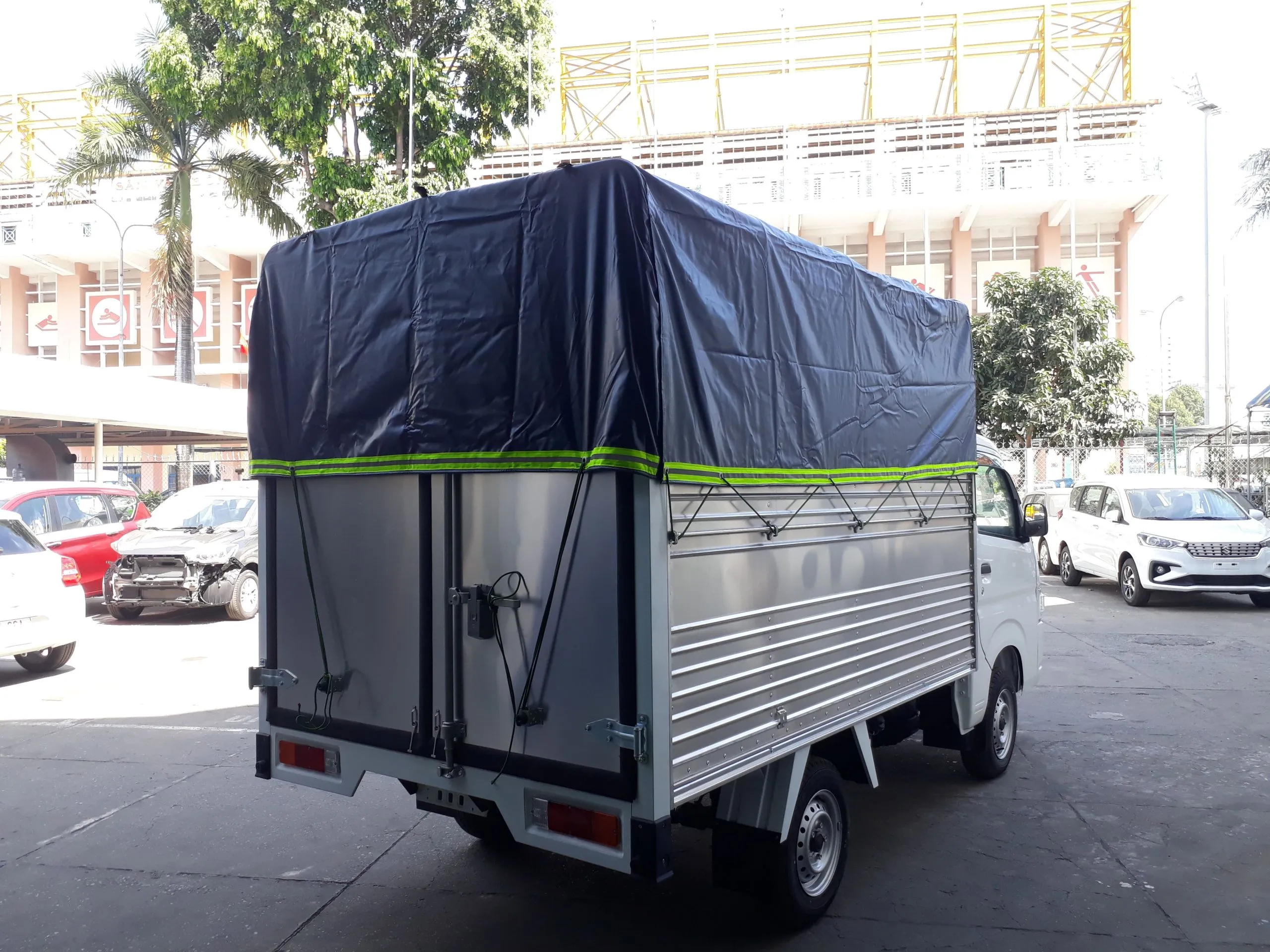 Phía sau xe Suzuki 750kg thùng mui bạt