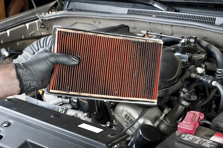 Vệ sinh và thay thế lọc gió định kỳ giúp khắc phục lỗi xe ô tô đạp ga không lên
