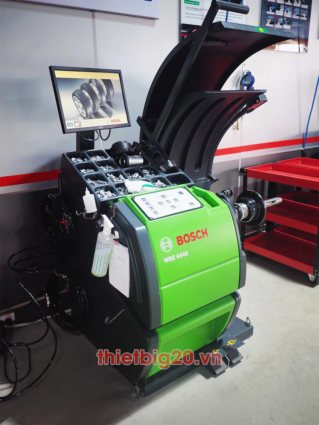 Máy cân bằng lốp Bosch là thiết bị không thể thiếu trong các trung tâm dịch vụ lốp