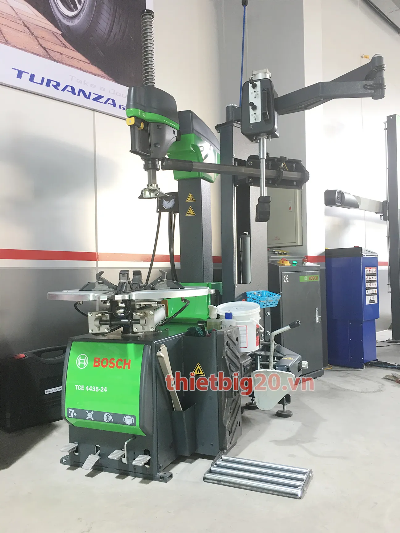 Máy ra vào lốp Bosch chính hãng giúp bảo vệ vành xe và thao tác nhanh chóng