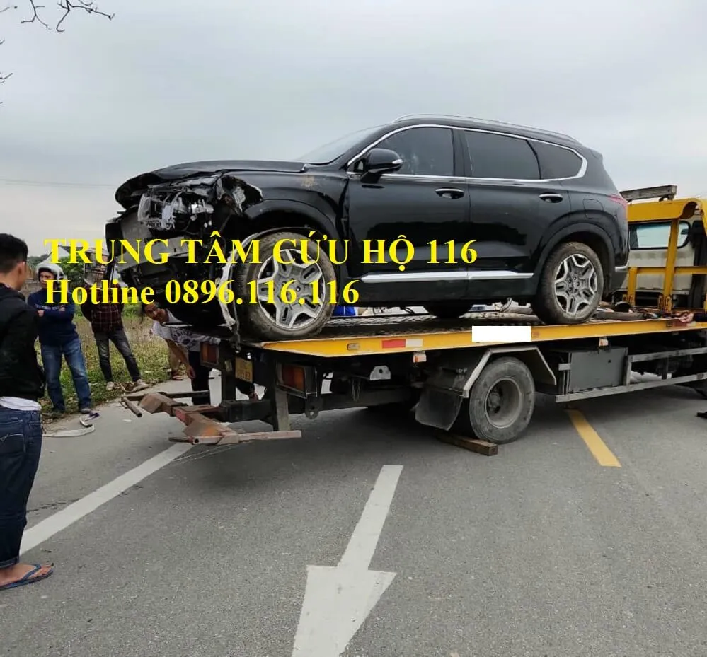 Xe cứu hộ chuyên dụng đang hỗ trợ xe gặp sự cố trên đường