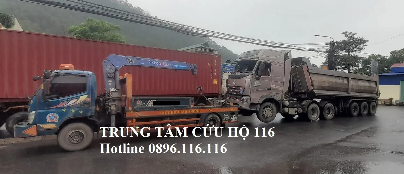 Xe cứu hộ đang kéo xe hỏng về trung tâm sửa chữa