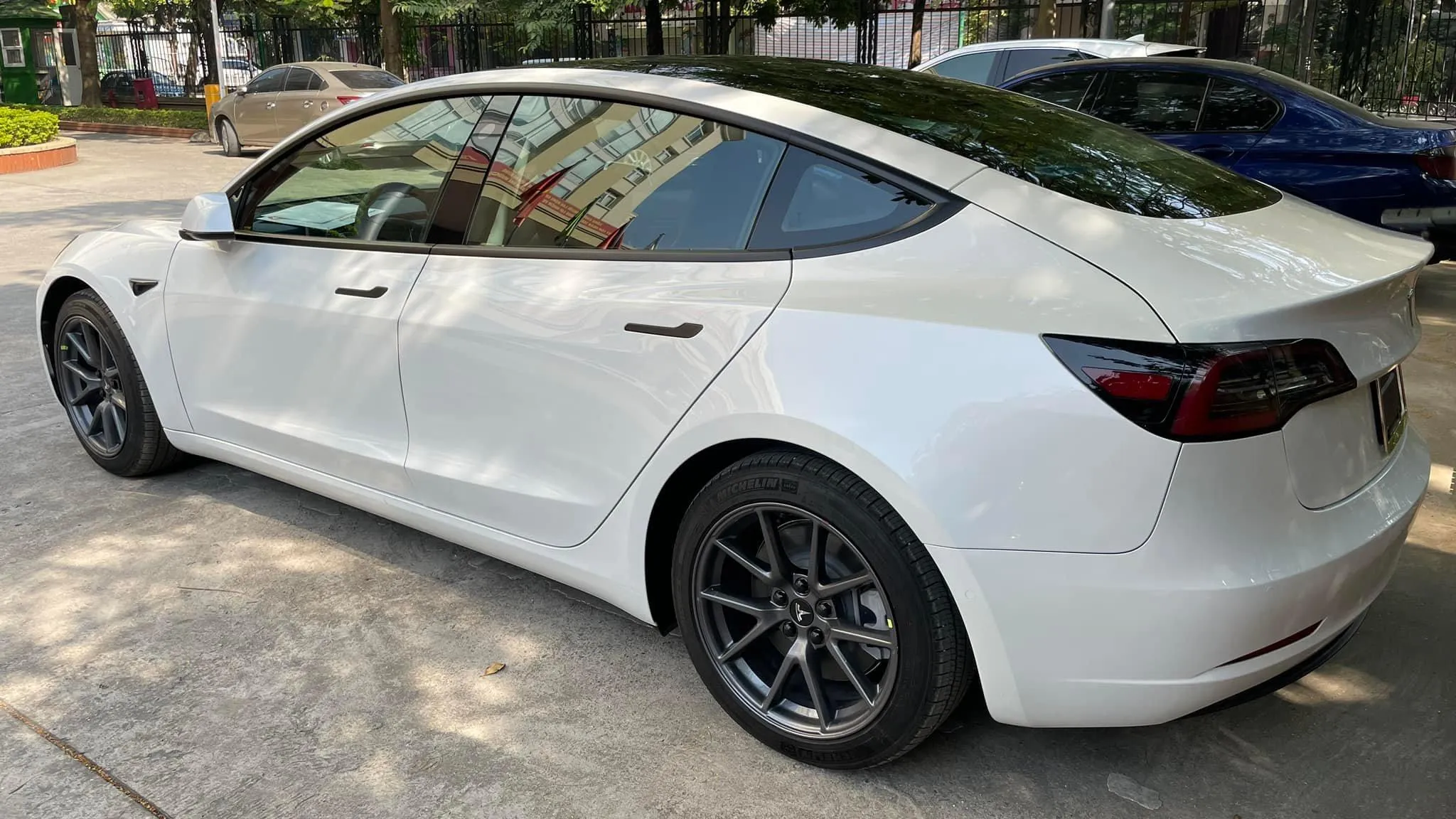 Tesla Model 3 có kích thước tương đương các dòng xe sedan hạng C cao cấp, nội thất tối giản hiện đại.