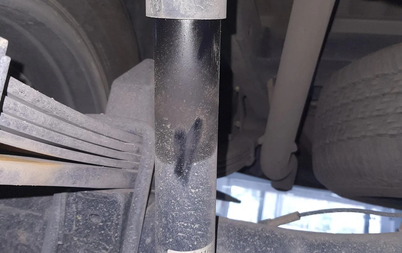 Khi vết dầu có chiều dài hơn 1/3 chiều dài vỏ giảm xóc thì cần đưa xe đi sửa chữa.