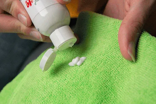 Dán băng dính bảo vệ sơn xe khi thực hiện làm mới đèn pha ô tô