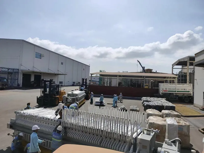 Hình ảnh xe cẩu đang làm việc tại hiện trường KCN