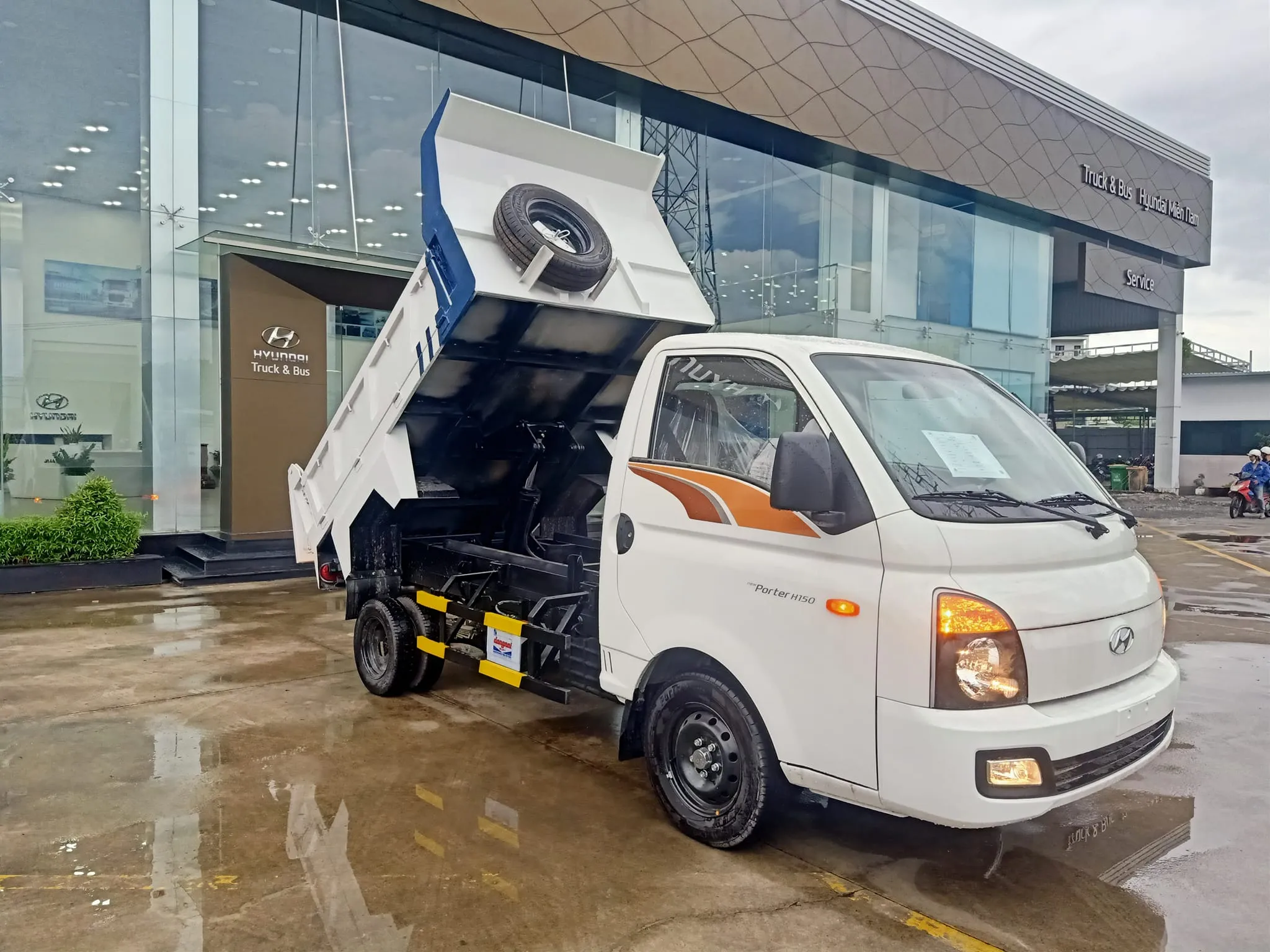 Xe tải Hyundai Porter H150 màu xanh ngoại thất bền đẹp