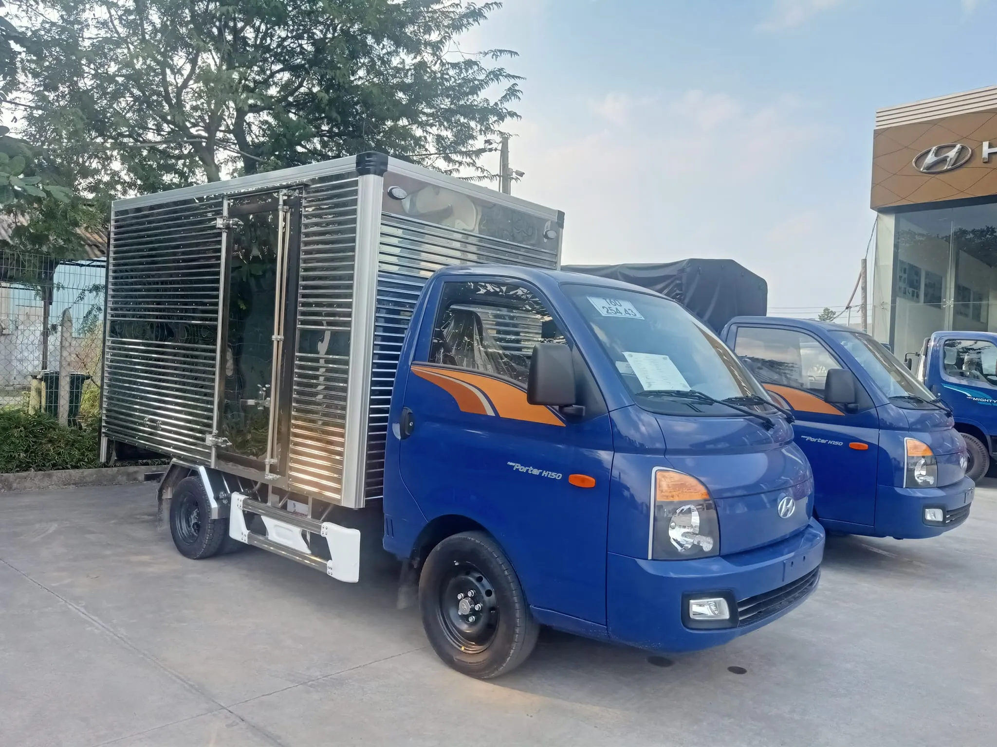 Xe tải Hyundai Porter H150 thùng kín inox vận chuyển thực phẩm