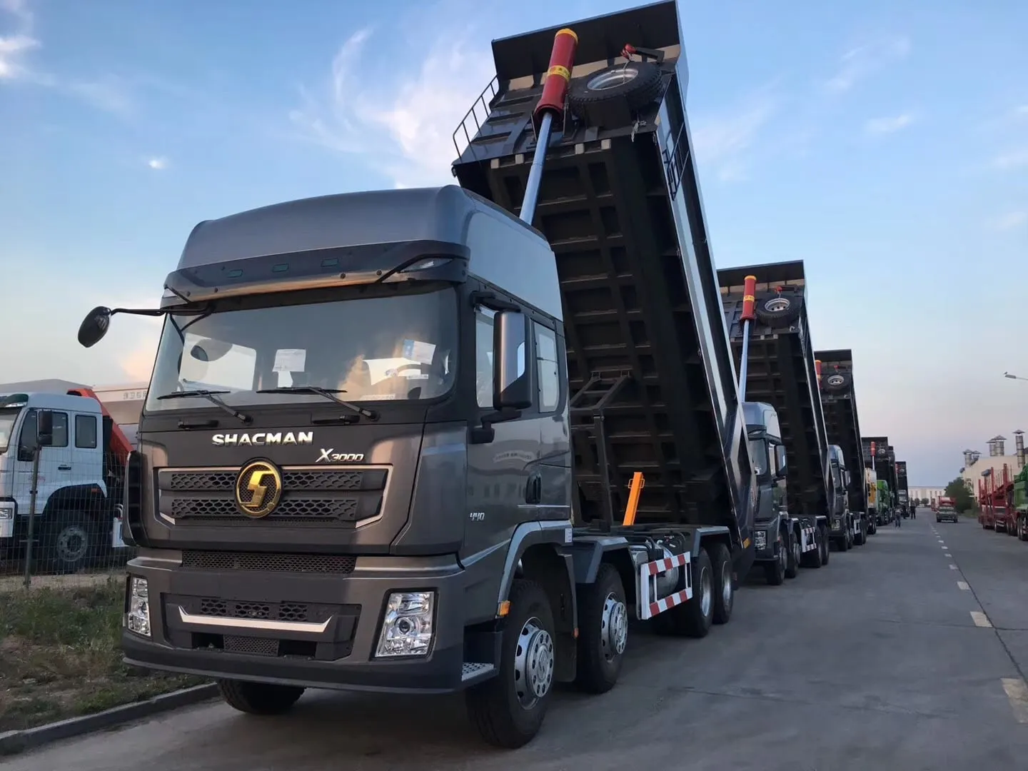 Hành trình xe ben Shacman 4 chân vận hành tại công trường