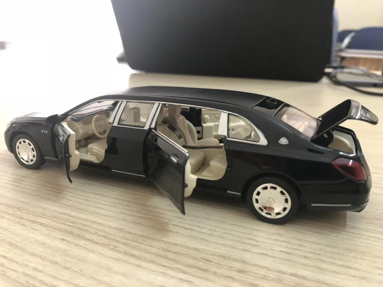 Toàn bộ các cánh cửa và nắp capo của xe mô hình đều có thể mở ra để quan sát động cơ bên trong