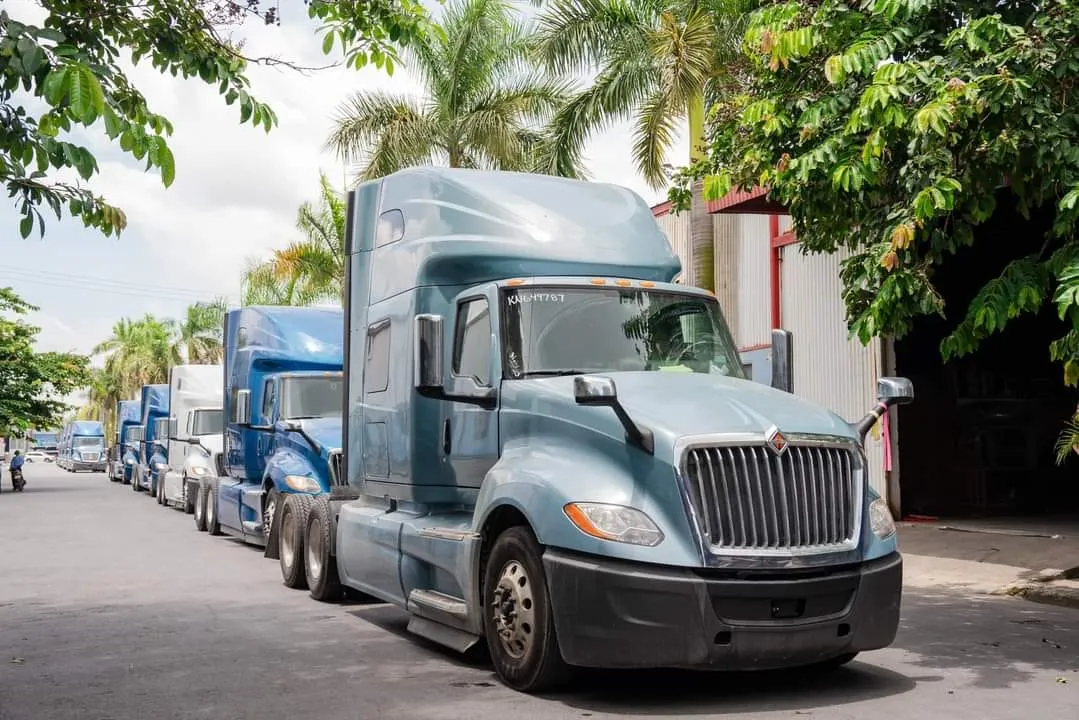 Xe đầu kéo Mỹ không giường phù hợp cho các chặng vận tải ngắn và linh hoạt