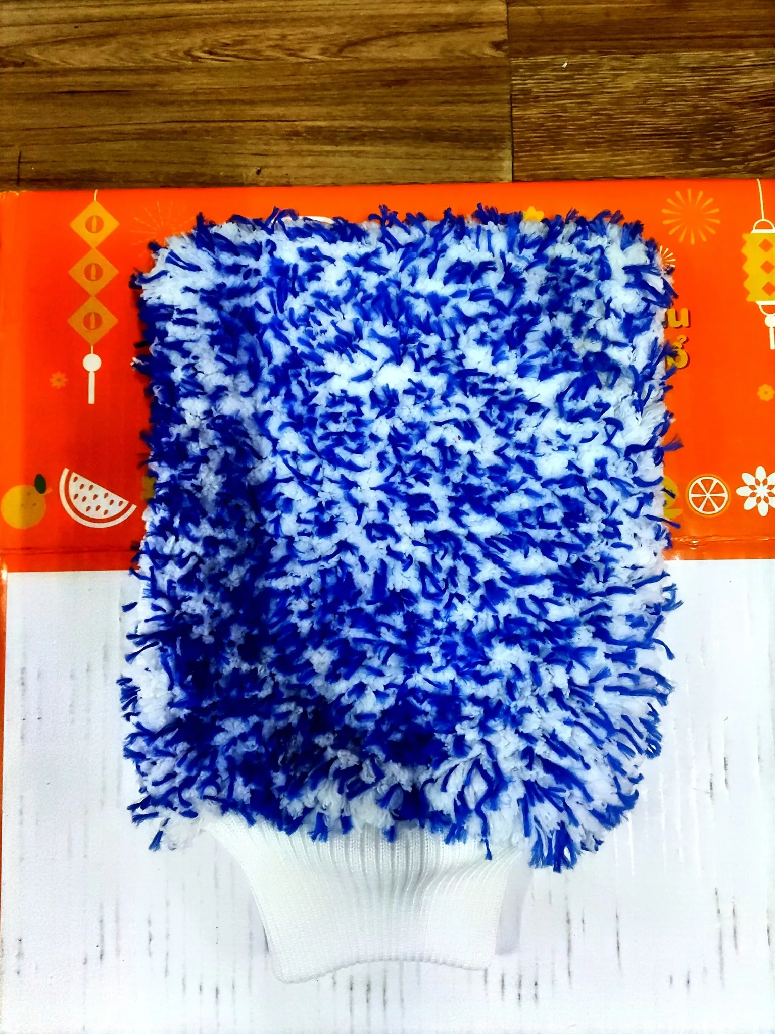 Sản phẩm bao tay lau xe xỏ ngón giúp vệ sinh các khe kẽ hẹp trên xe tải JAC