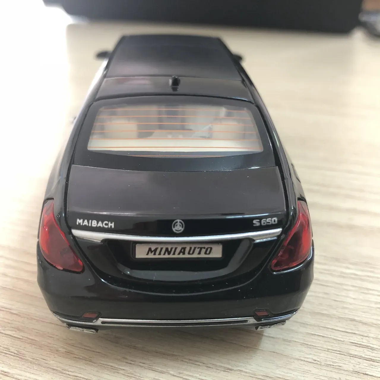 Chi tiết phần đầu xe Mercedes Maybach S650 Pullman với lưới tản nhiệt đặc trưng và đèn led hiện đại
