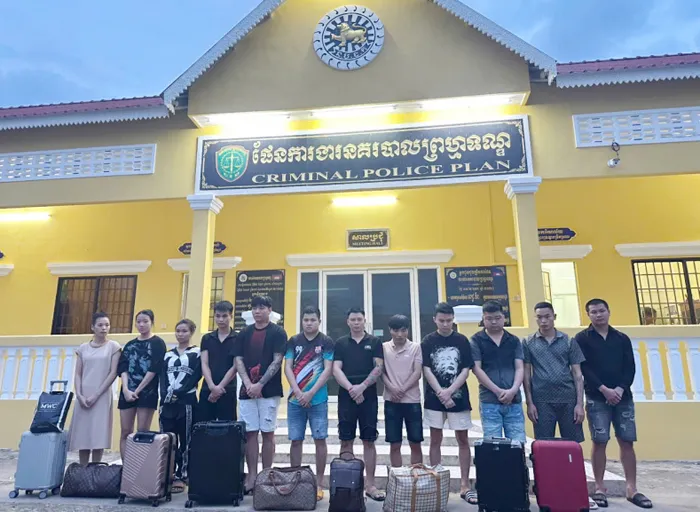 Nhóm đối tượng lừa đảo xuyên biên giới bị dẫn giải về nước xử lý