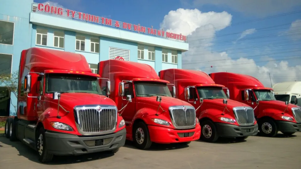 Kiểm tra tình trạng xe đầu kéo Mỹ bằng máy chuyên dụng