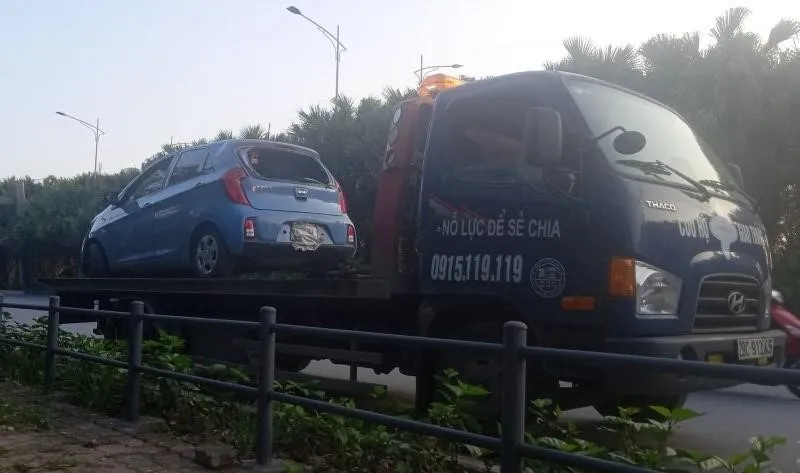 Cứu hộ chiếc xe ô tô Kia Morning tại nút giao Gia Lộc Hải Dương