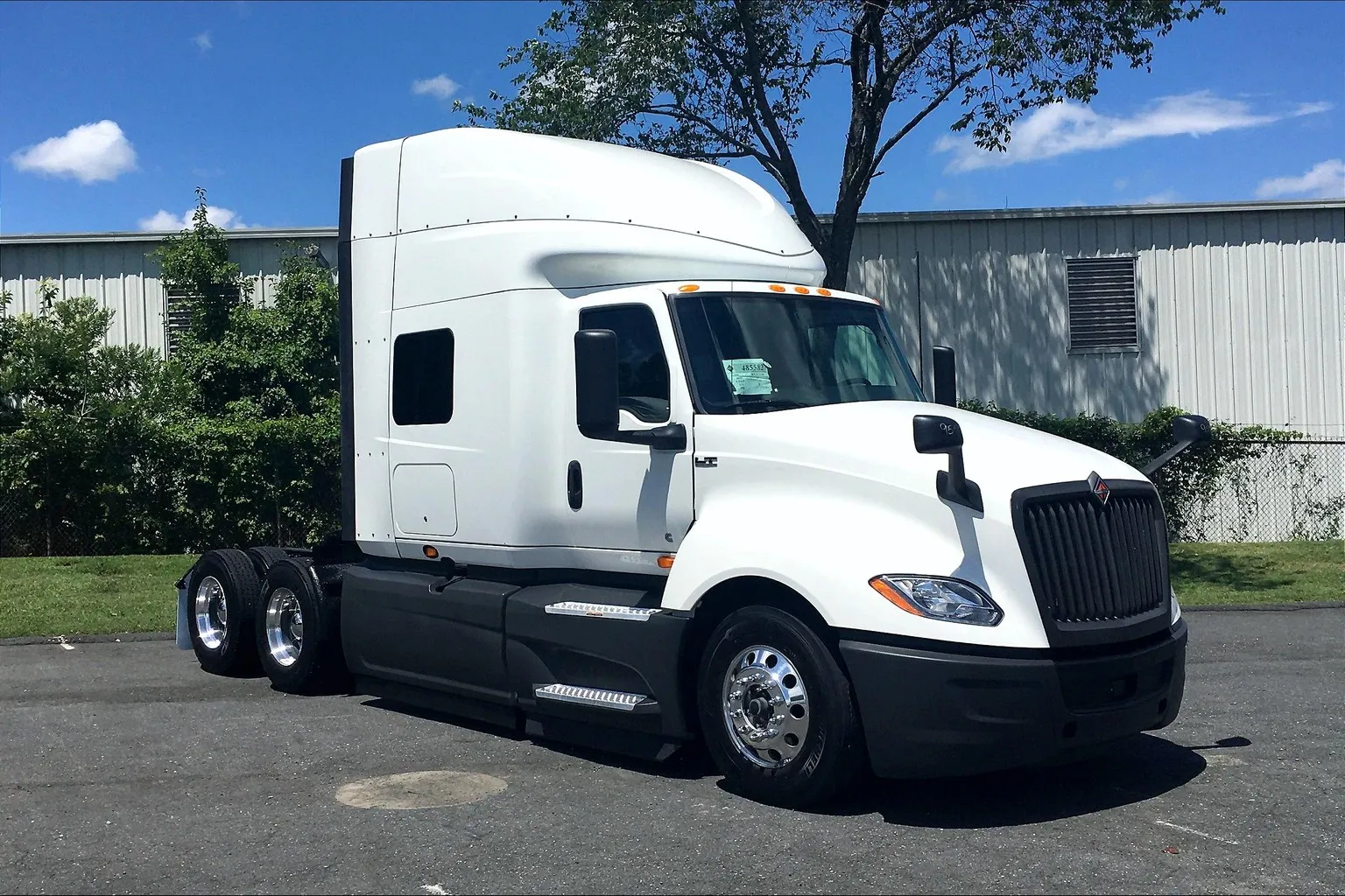 Xe đầu kéo container JAC vận hành mạnh mẽ trên đường cao tốc với tải trọng tối ưu