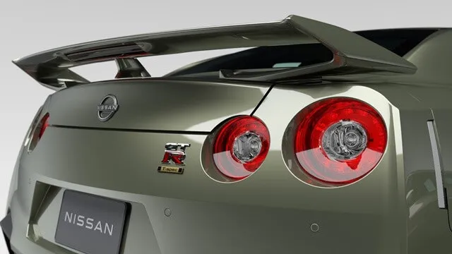 Nissan-GTR-den-hau