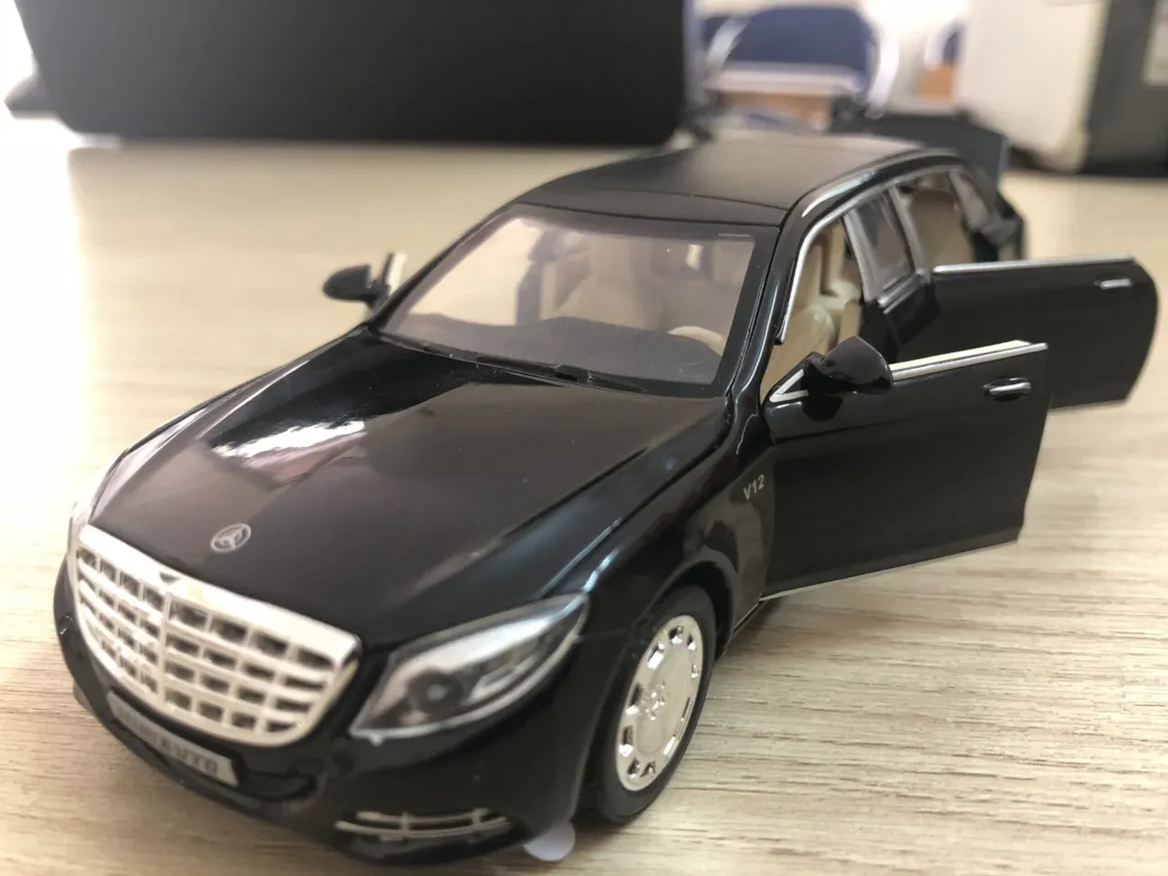 Hình ảnh nhìn từ phía sau xe mô hình Maybach Pullman cho thấy cụm đèn hậu và ống xả tinh tế