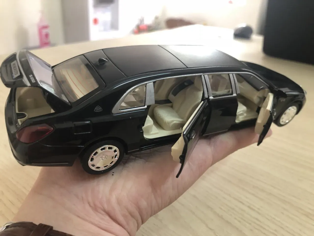 Mô hình xe Maybach S650 Pullman phiên bản màu trắng mang lại vẻ đẹp thuần khiết và quý phái