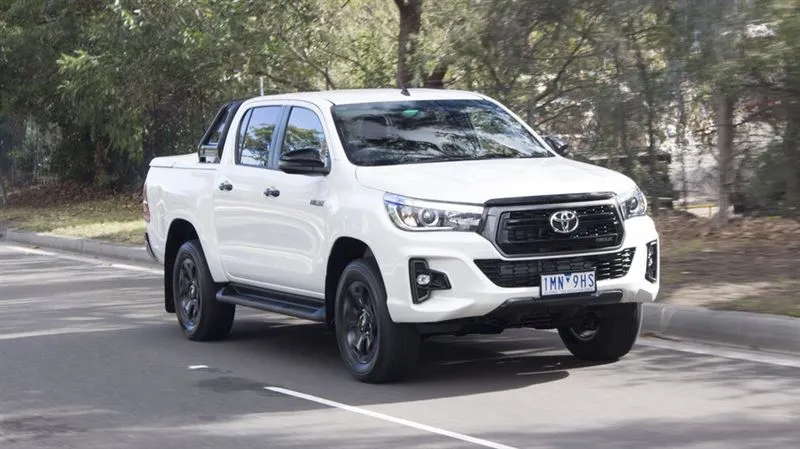 800 triệu nên mua toyota hilux