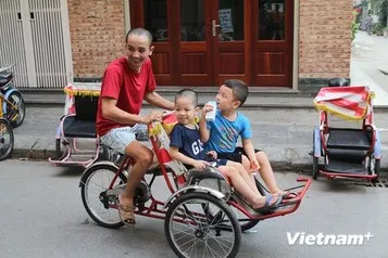 Niềm vui của trẻ em khi trải nghiệm xe xích lô mini