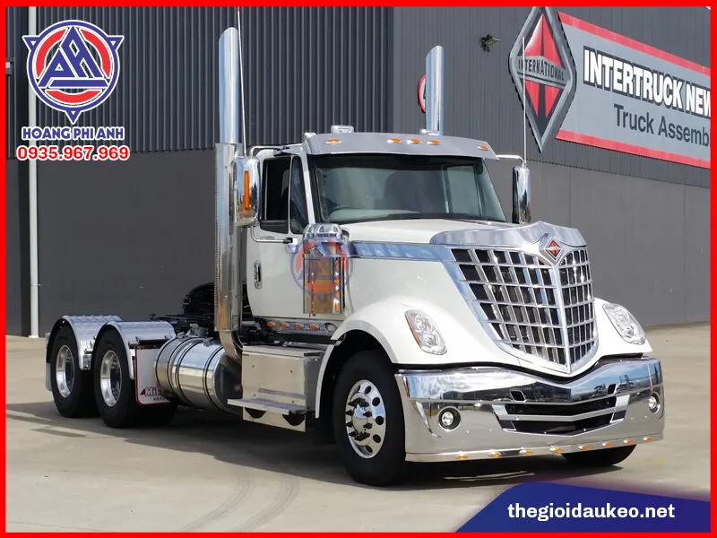 Xe đầu kéo International động cơ Cummins mạnh mẽ