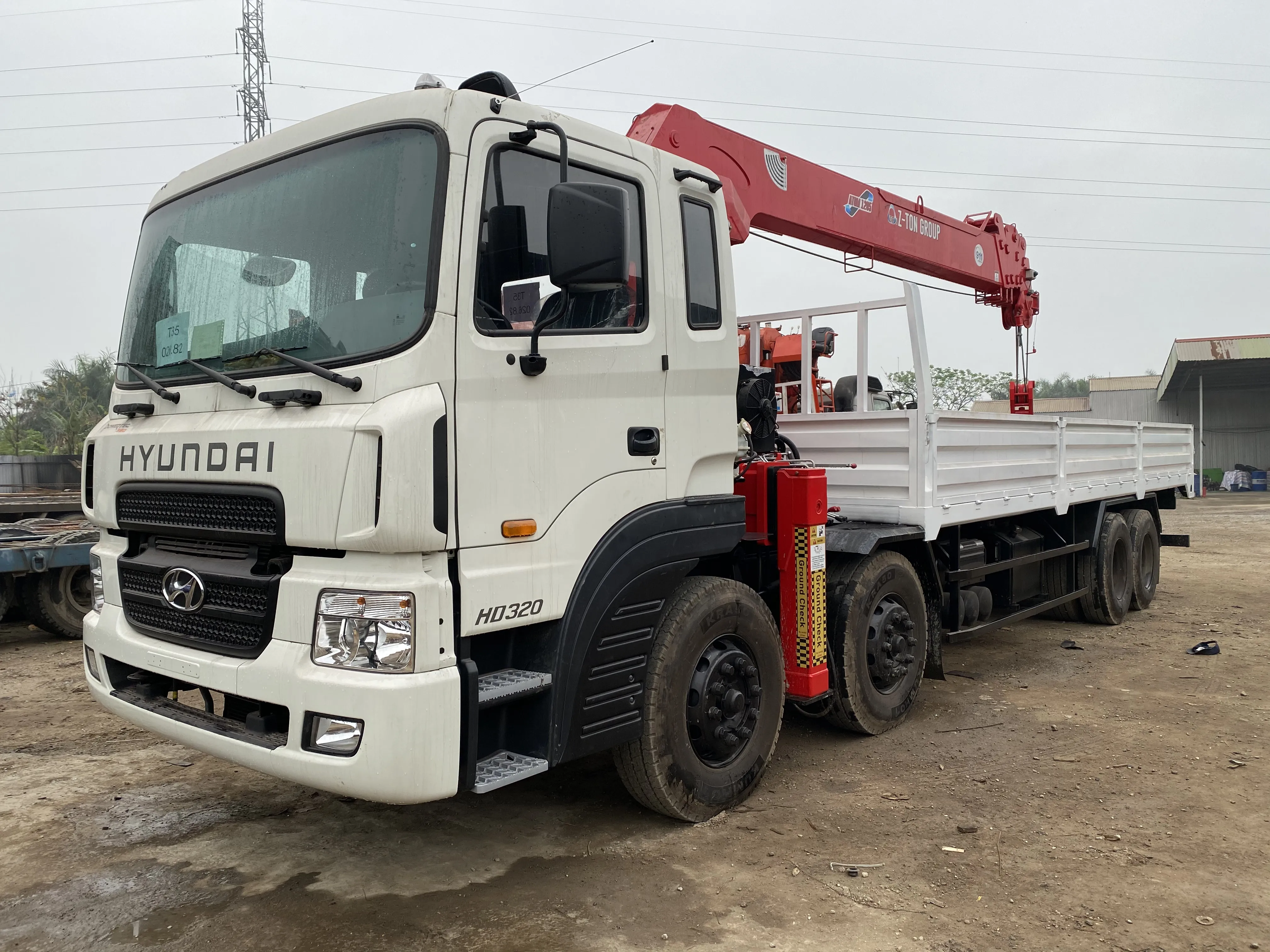 Xe tải Hyundai HD320 gắn cẩu 10 tấn tự hành chất lượng cao