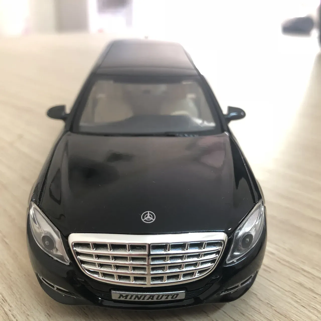 Bộ sưu tập mô hình xe Mercedes với nhiều màu sắc đa dạng từ đen quyền lực đến trắng thanh lịch