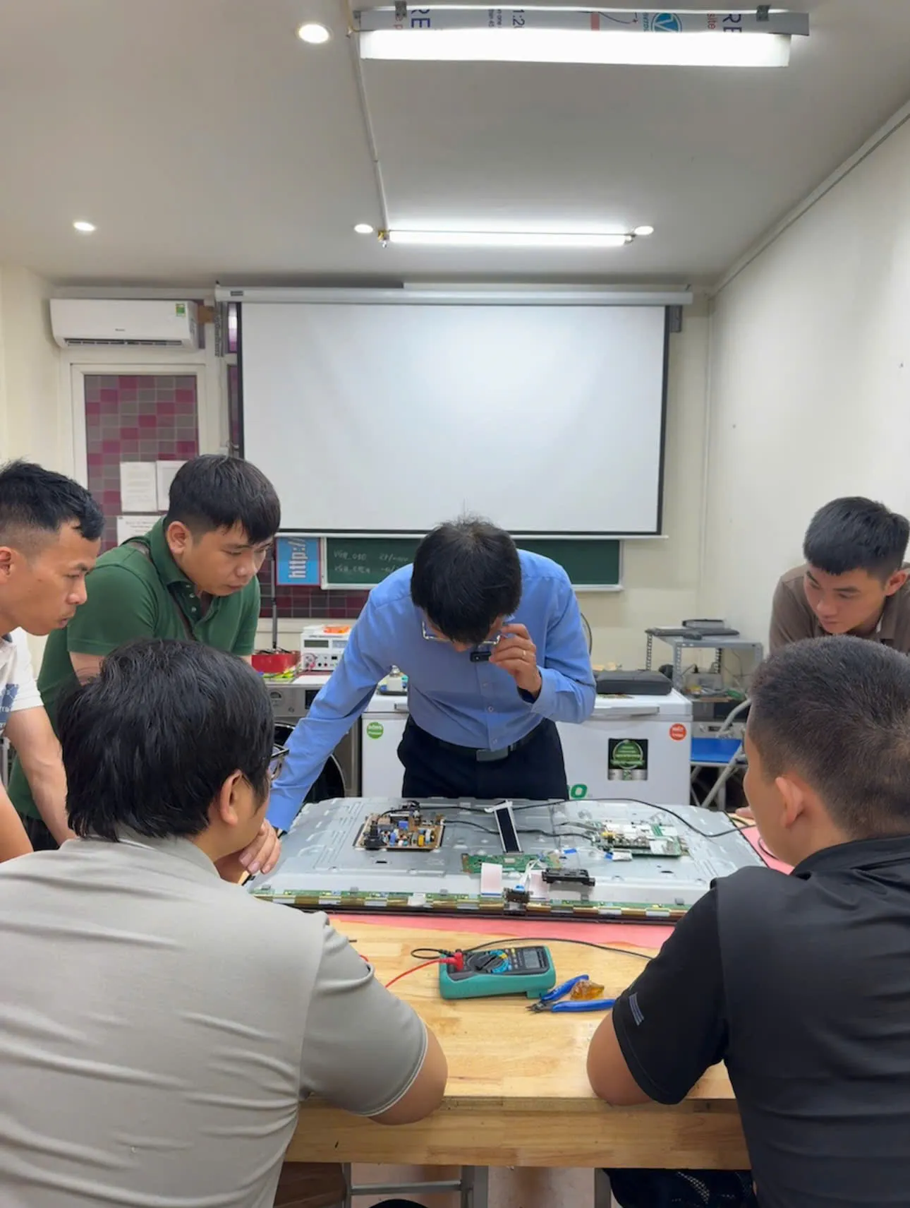 Thầy Xuân Vĩnh trực tiếp hướng dẫn kỹ thuật đo đạc và chẩn đoán mạch điện tử