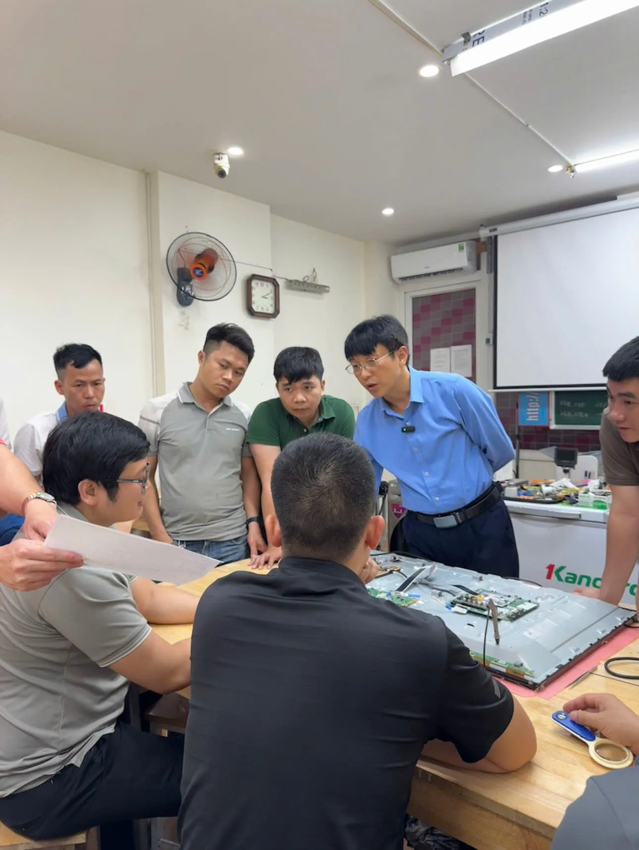 Thầy Xuân Vĩnh hướng dẫn thực hành thực tế