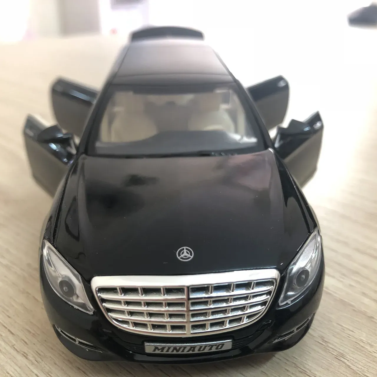 Chi tiết bánh xe với vành đúc đa chấu và lốp cao su có vân bám đường như xe thật