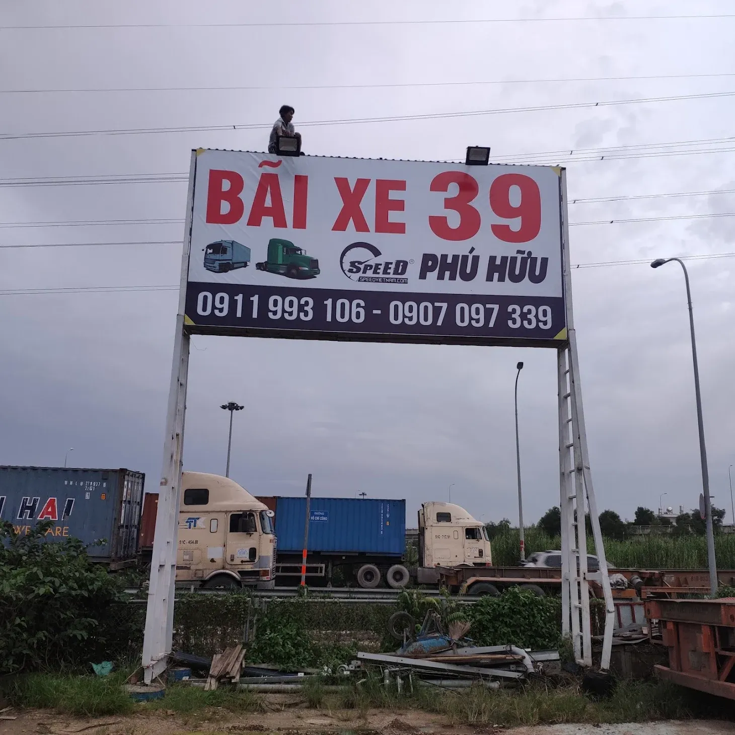 Bãi xe và khu vực kỹ thuật bảo trì xe tải nặng 2026