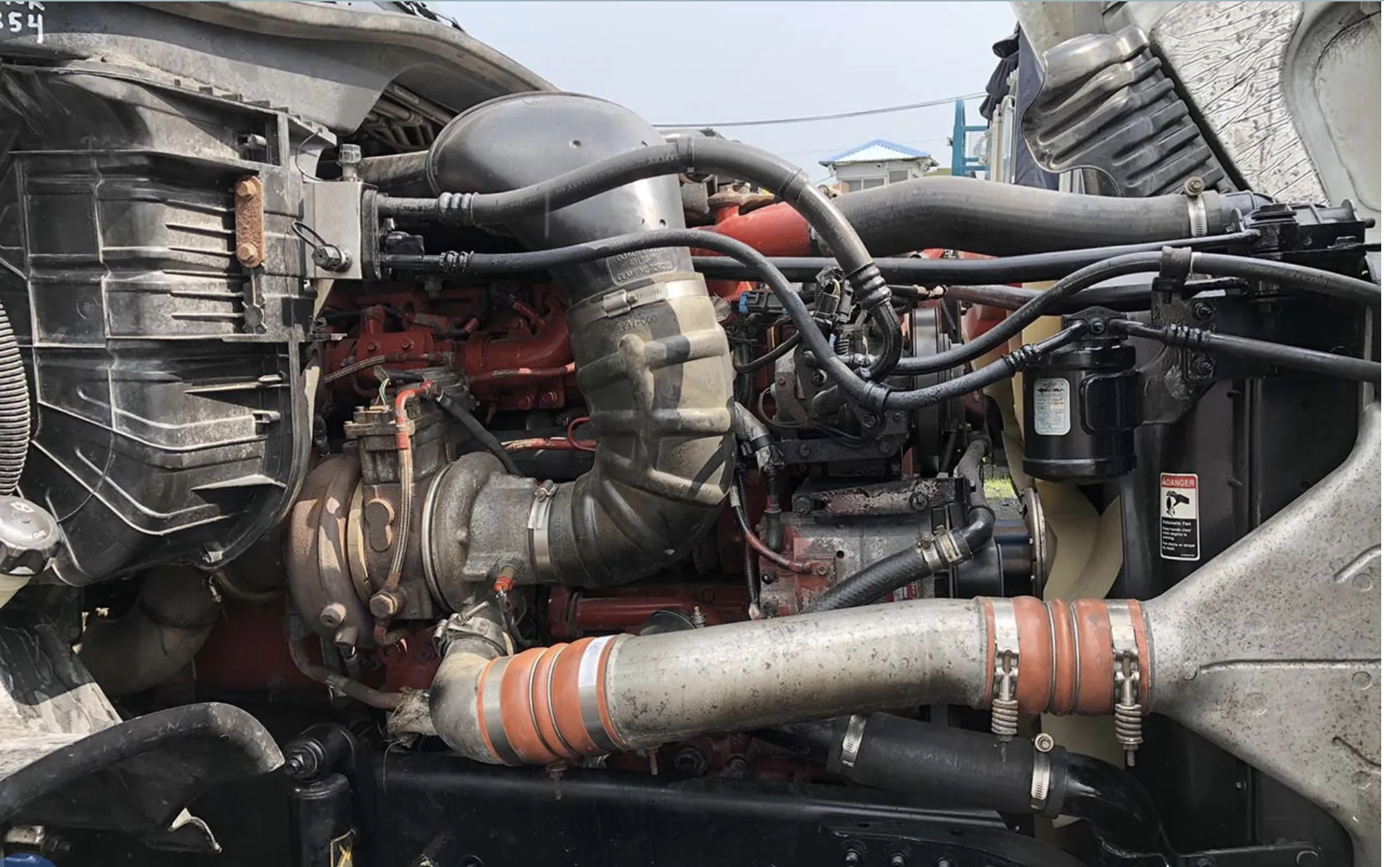 Khoang lái rộng rãi của International LT với hệ thống bảng điều khiển hiện đại