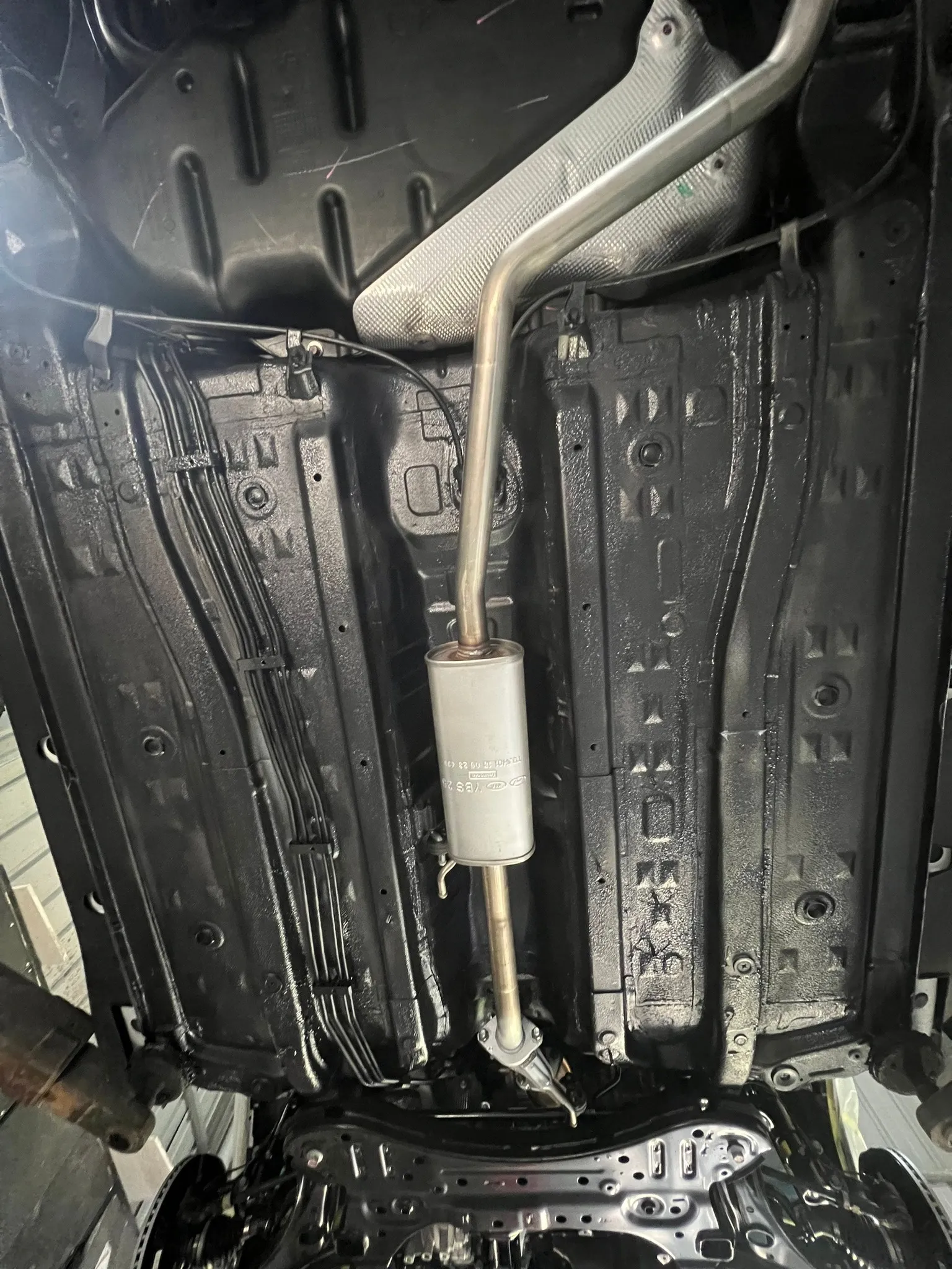 Kia Sonet sau khi phủ gầm chống ồn tại Auto365 Hà Nam, lớp phủ dày đều