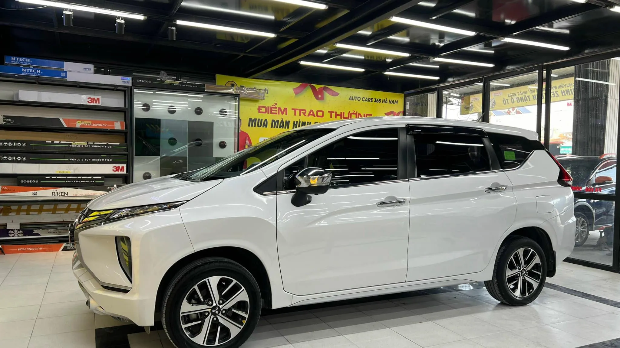 Mitsubishi Xpander sau khi phủ ceramic 9H tại gara ô tô Hà Nam, bề mặt sơn bóng gương