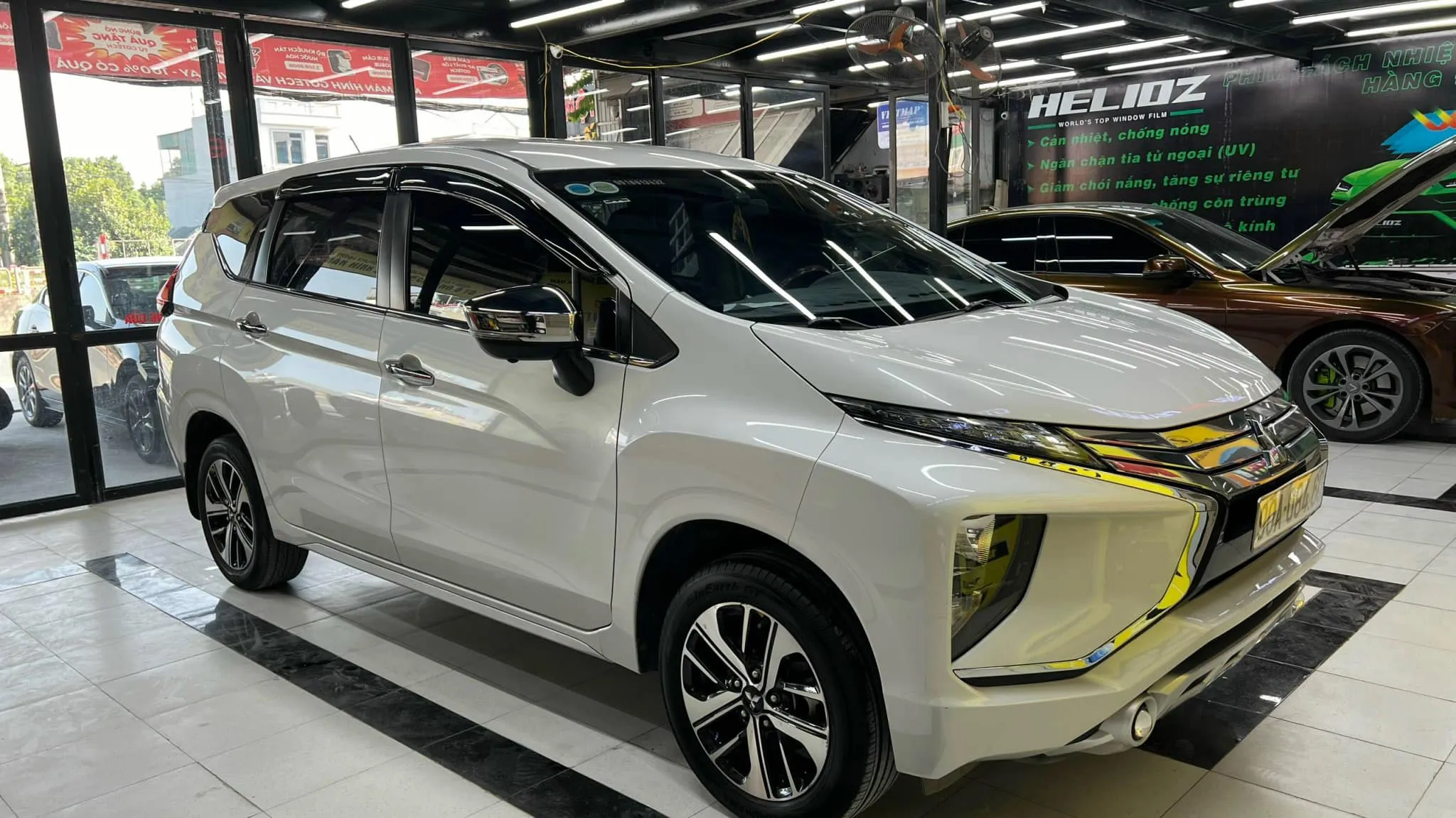 Kỹ thuật viên đang đánh bóng Mitsubishi Xpander trước khi phủ ceramic