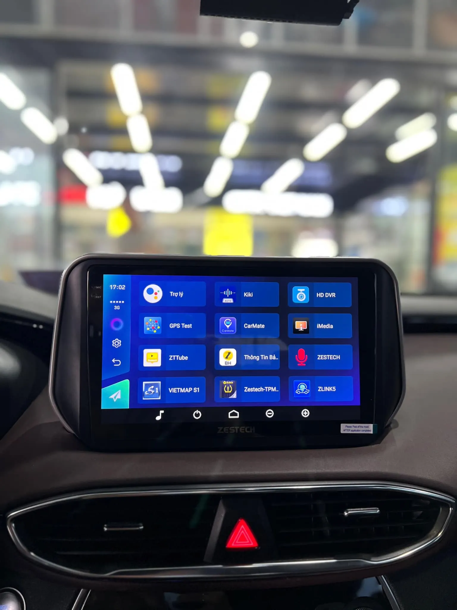 Kỹ thuật viên Auto365 Hà Nam đang lắp đặt màn hình Zestech cho Hyundai Accent