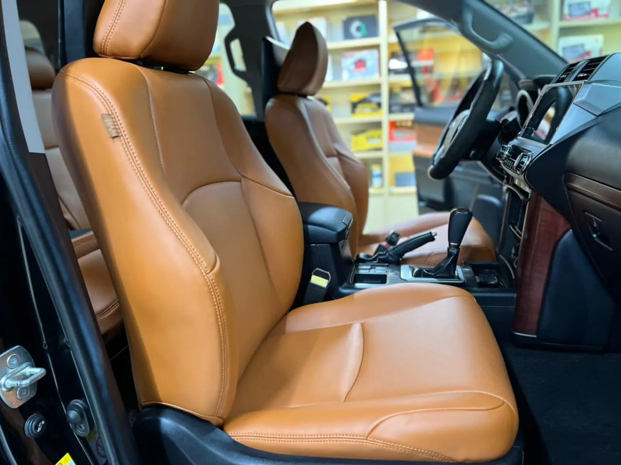 Nội thất Toyota Prado 2019 sau khi bọc ghế da Nappa màu nâu tại gara ô tô Hà Nam