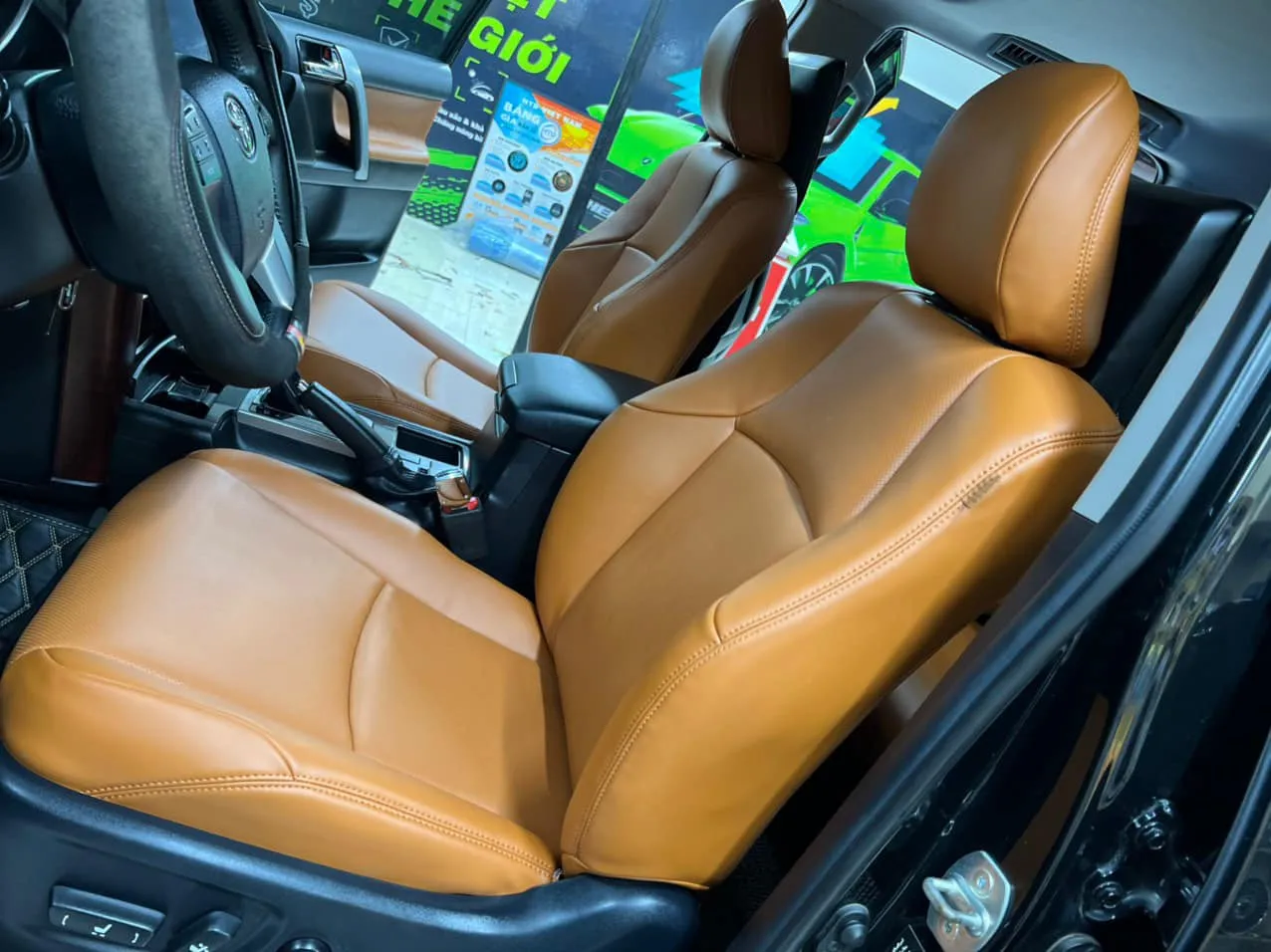 Ghế lái Toyota Prado bọc da Nappa, đường chỉ tỉ mỉ, ôm sát không nhăn