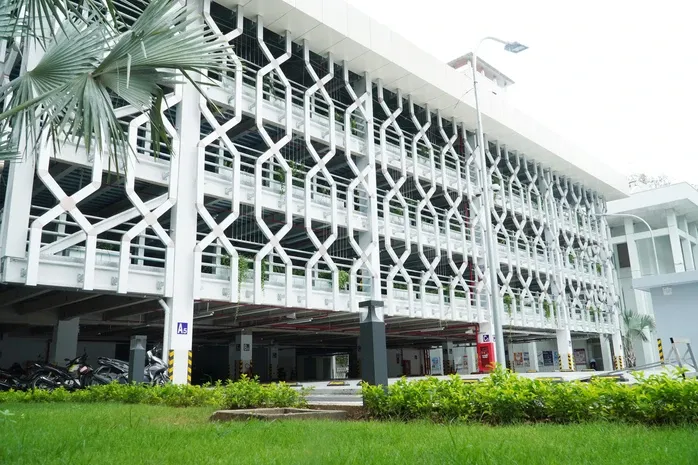 Nhà xe hiện đại của bệnh viện Chợ Rẫy đang được vận hành