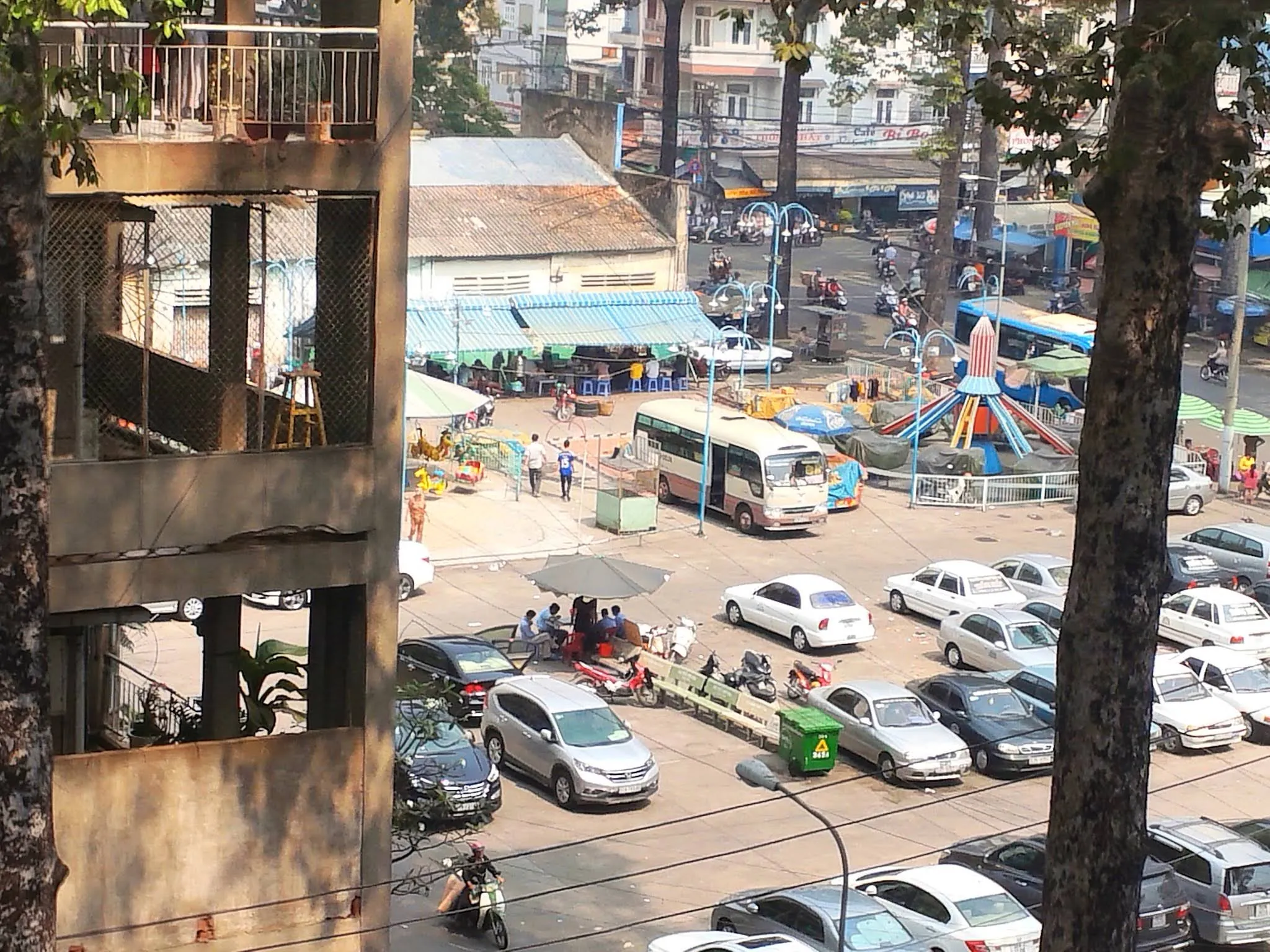 Bãi giữ xe ô tô tại ký túc xá Đại học Bách Khoa an toàn